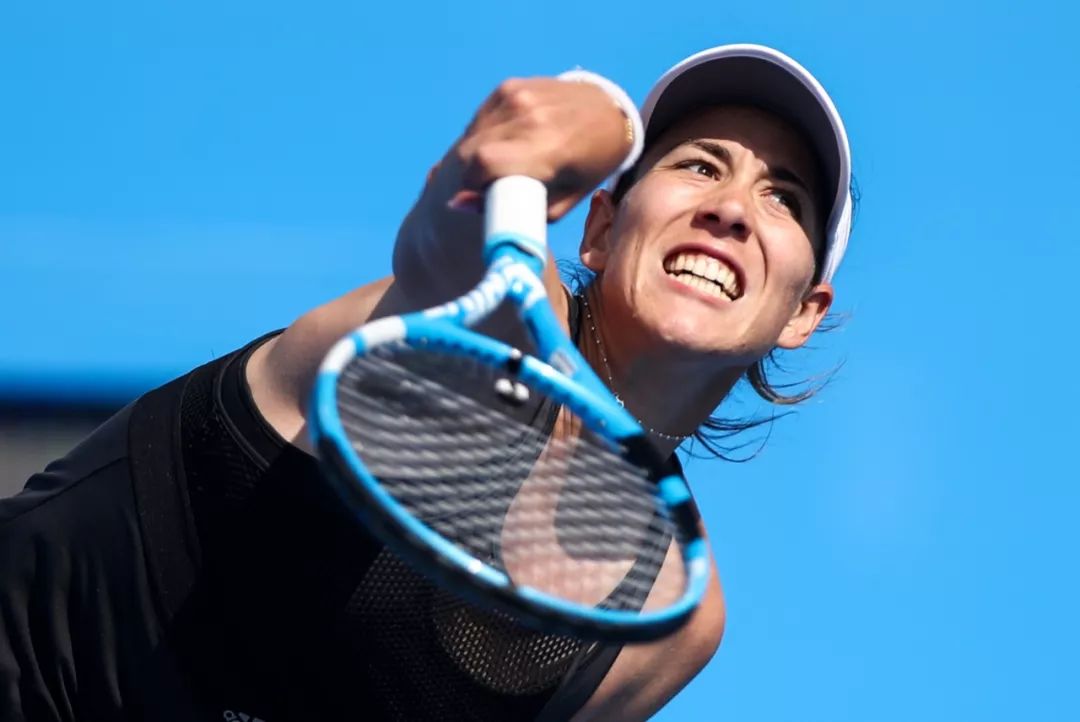  穆古鲁扎在日本队比赛中出色防守，问鼎冠军引发热议！